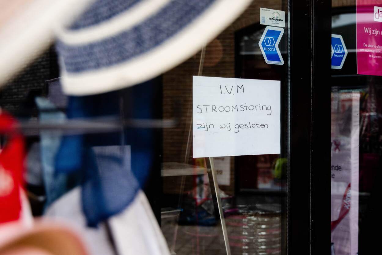 Een dichte winkel, met een briefje op de deur waarop staat dat ze in verband met een stroomstoring gesloten zijn