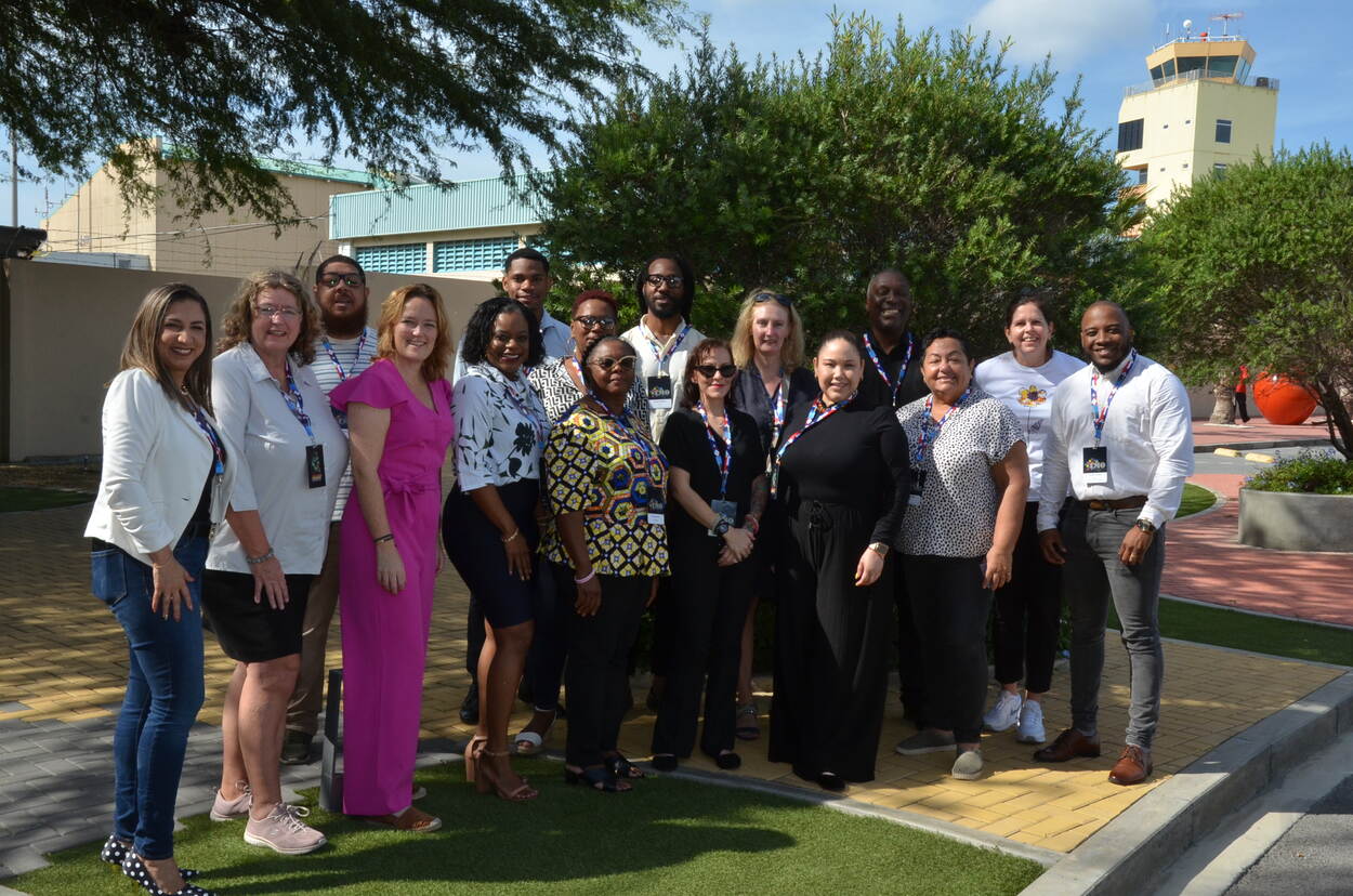 Een groep crisiscommunicatie professionals in Aruba tijdens de Week van de Crisisbeheersing