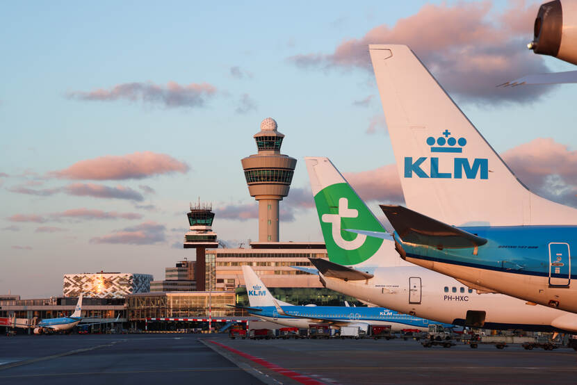 Een sfeerfoto van Schiphol, met vliegtuigen van KLM en Transavia