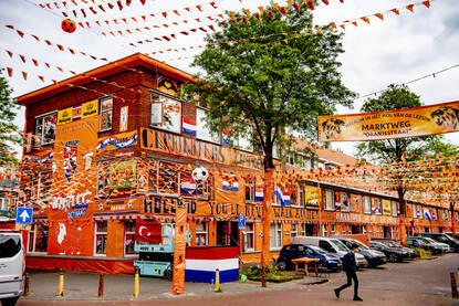 Straat met oranje vlaggen en slingers