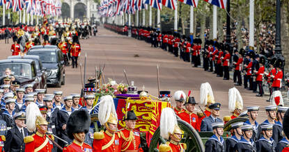 Begrafenis Queen Elizabeth, de stoet met dragers en publiek