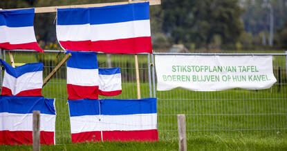 Boerenprotesten: Nederlandse vlag op zijn kop met spandoek Stikstof