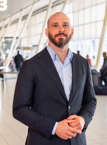 Doron Sajet, woordvoerder bij Schiphol, staat in de vertrekhal op de luchthaven