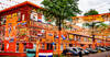 Een straat die is versiert met oranje vlaggen, slingers