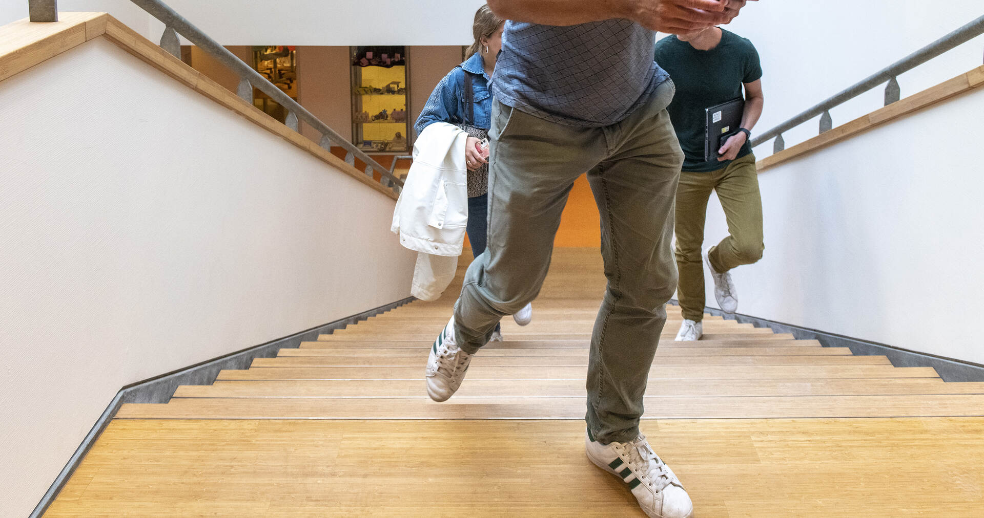 Mentaal fit: een aantal personen loopt de trap op