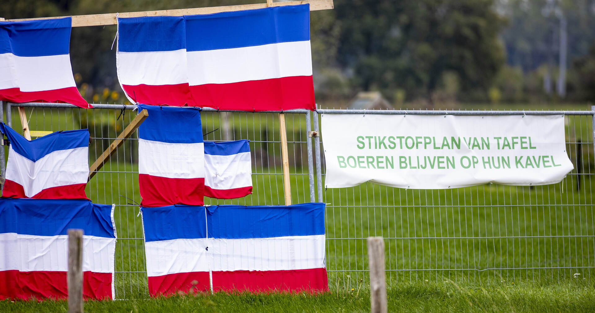 Boerenprotesten: Nederlandse vlag op zijn kop met spandoek Stikstof